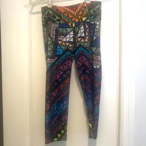 Onzie Geometric Print Cropped Leggings